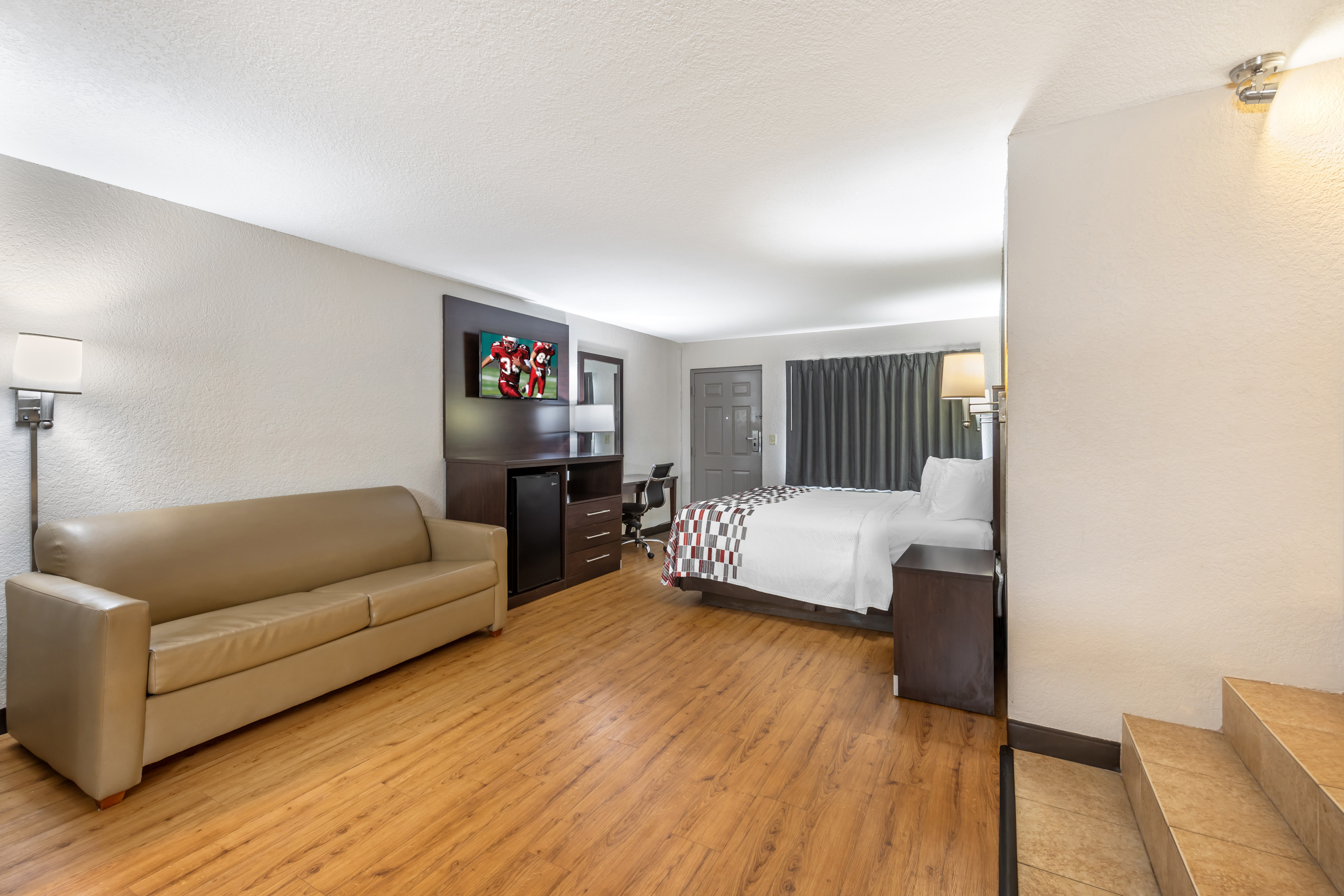 RED ROOF INN FT PIERCE-guestroom-RRI S Suite King Micro Jetted Tub PRO Approved STKMJ.jpg