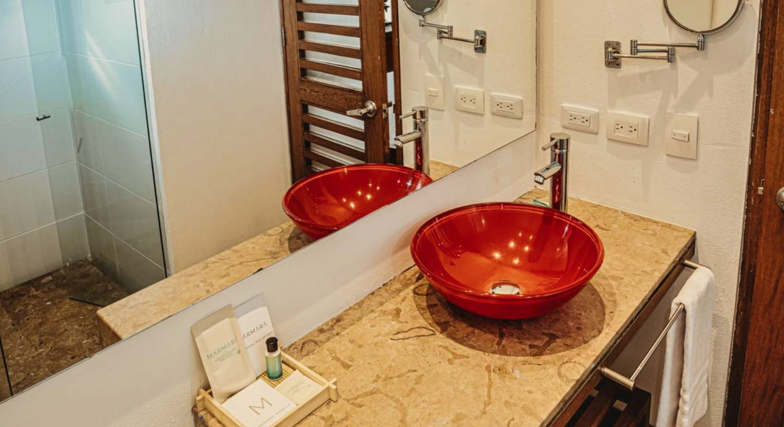 84DC-guestroom-Business Bathroom.jpg