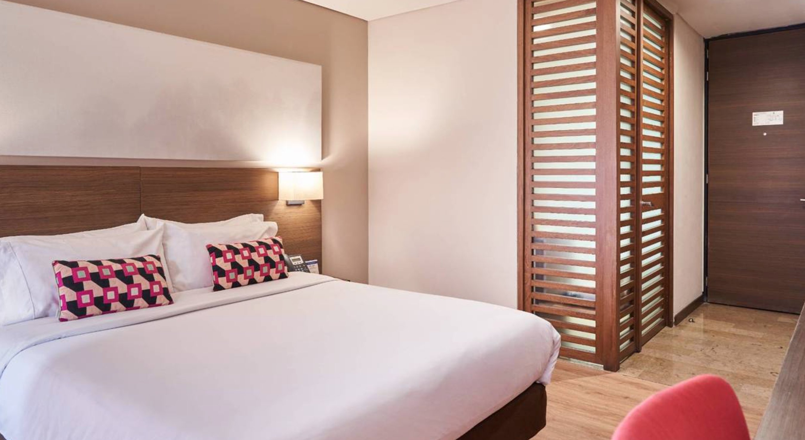 84DC-guestroom-Standard Room.jpg