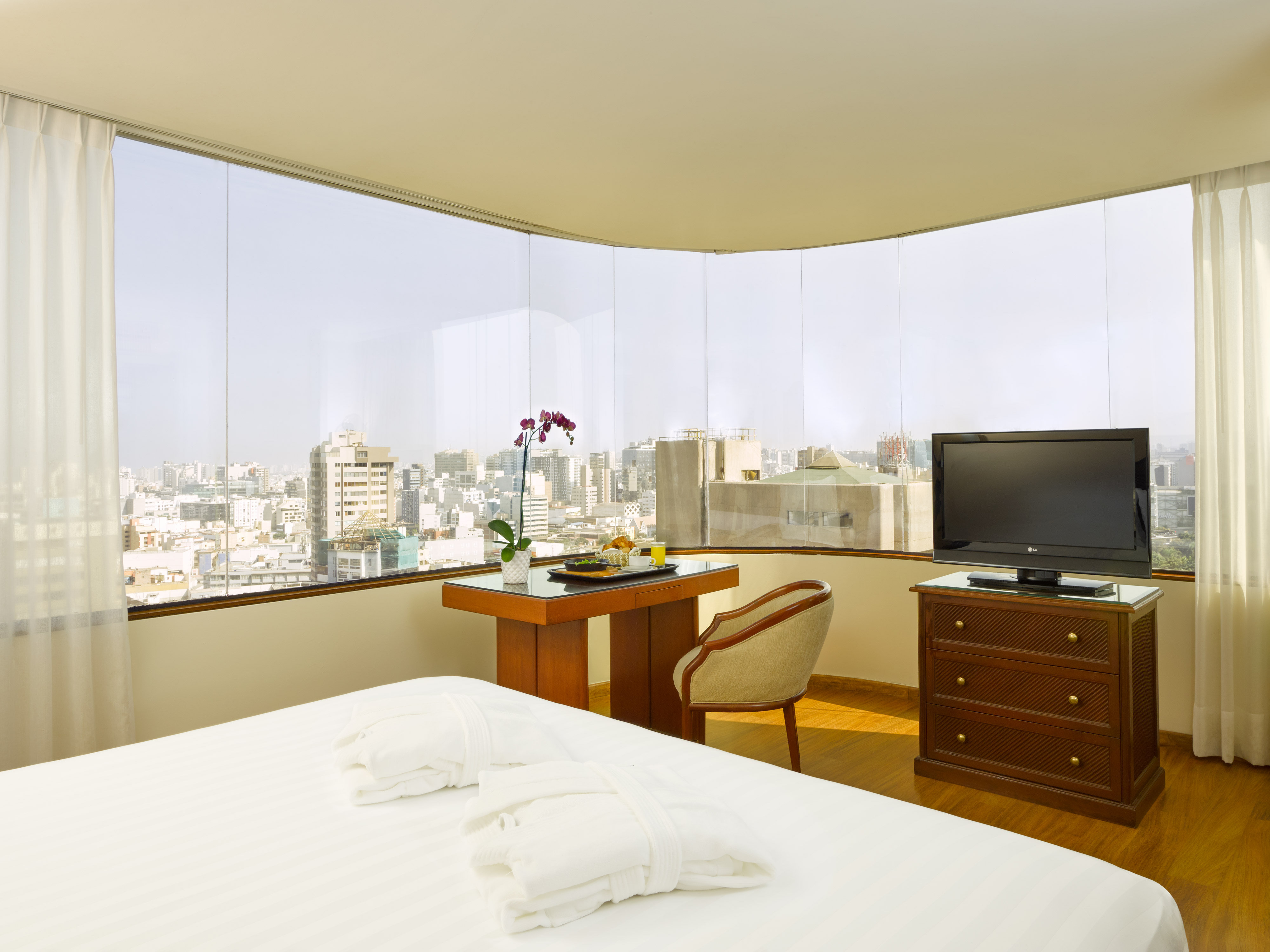 Hotel ESTELAR Miraflores-guestroom-Habitación Junior Suite Vista.jpg