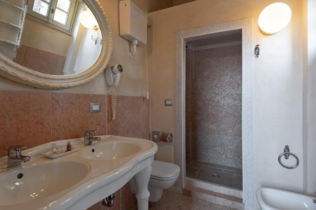 PALAZZO NOVELLO-guestroom-BATHROOM.jpg