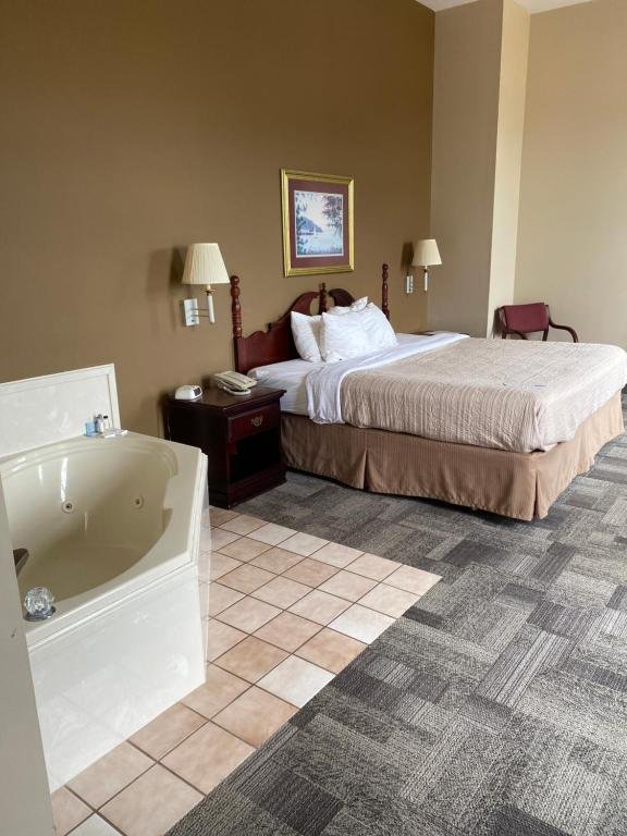 COLLINS INN AND SUITES-guestroom-One King Suites No Smoking.jpg