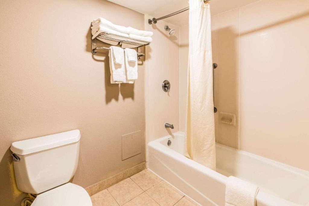 LAKE NORMAN INN AND SUITES-guestroom-Two Queen Beds Non Smoking Bathroom.jpg