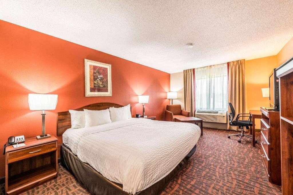 LAKE NORMAN INN AND SUITES-guestroom-One King Bedroom.jpg