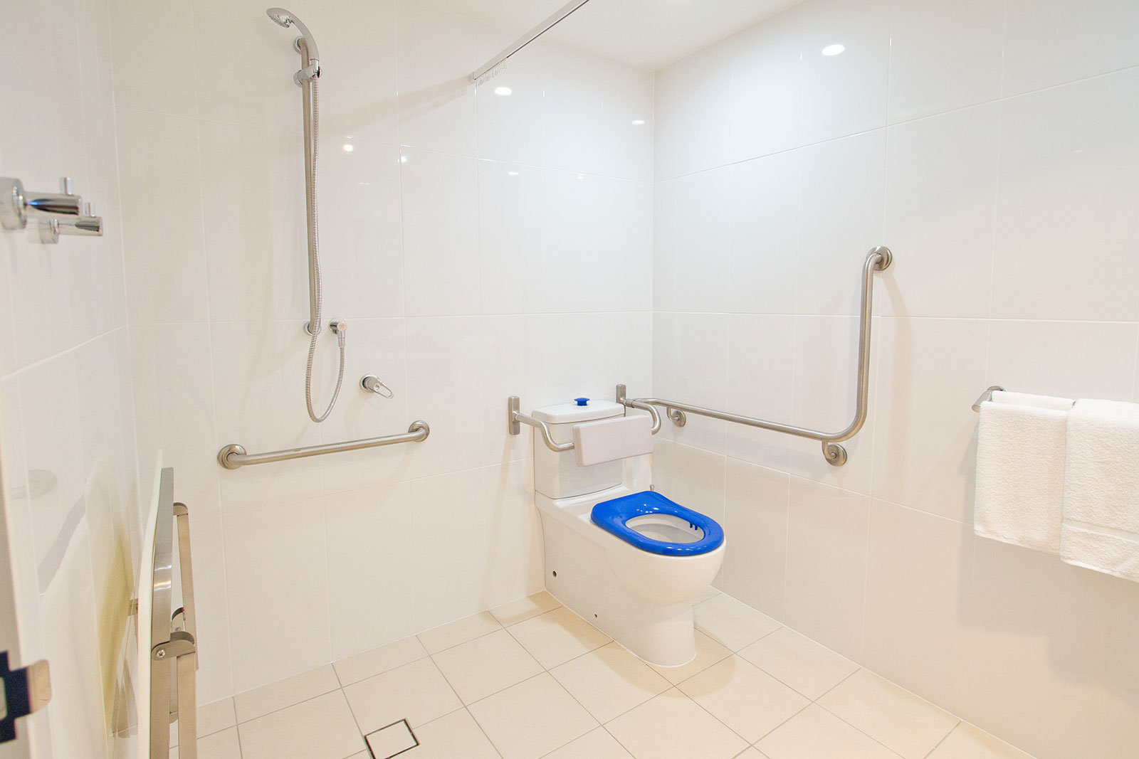 THE REMINGTON MUSWELLBROOK-guestroom-Easy Access King Suite Bathroom.jpg
