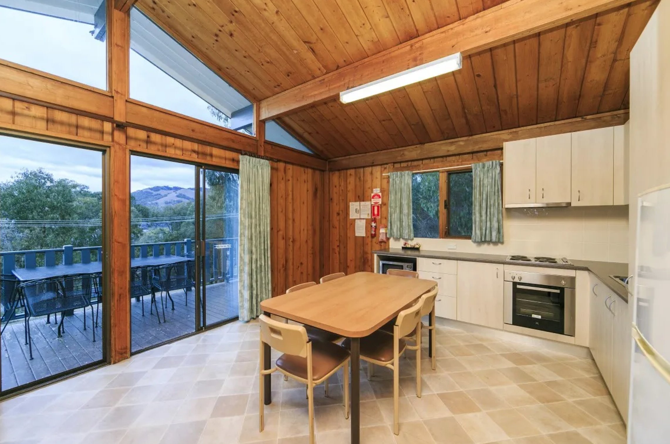 REFLECTIONS BURRINJUCK WATERS-guestroom-BU Deluxe Cabin Sleeps Six Kitchen And Dining.jpg