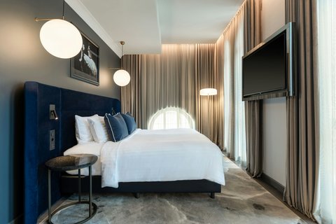 Silver Queen Guest Room