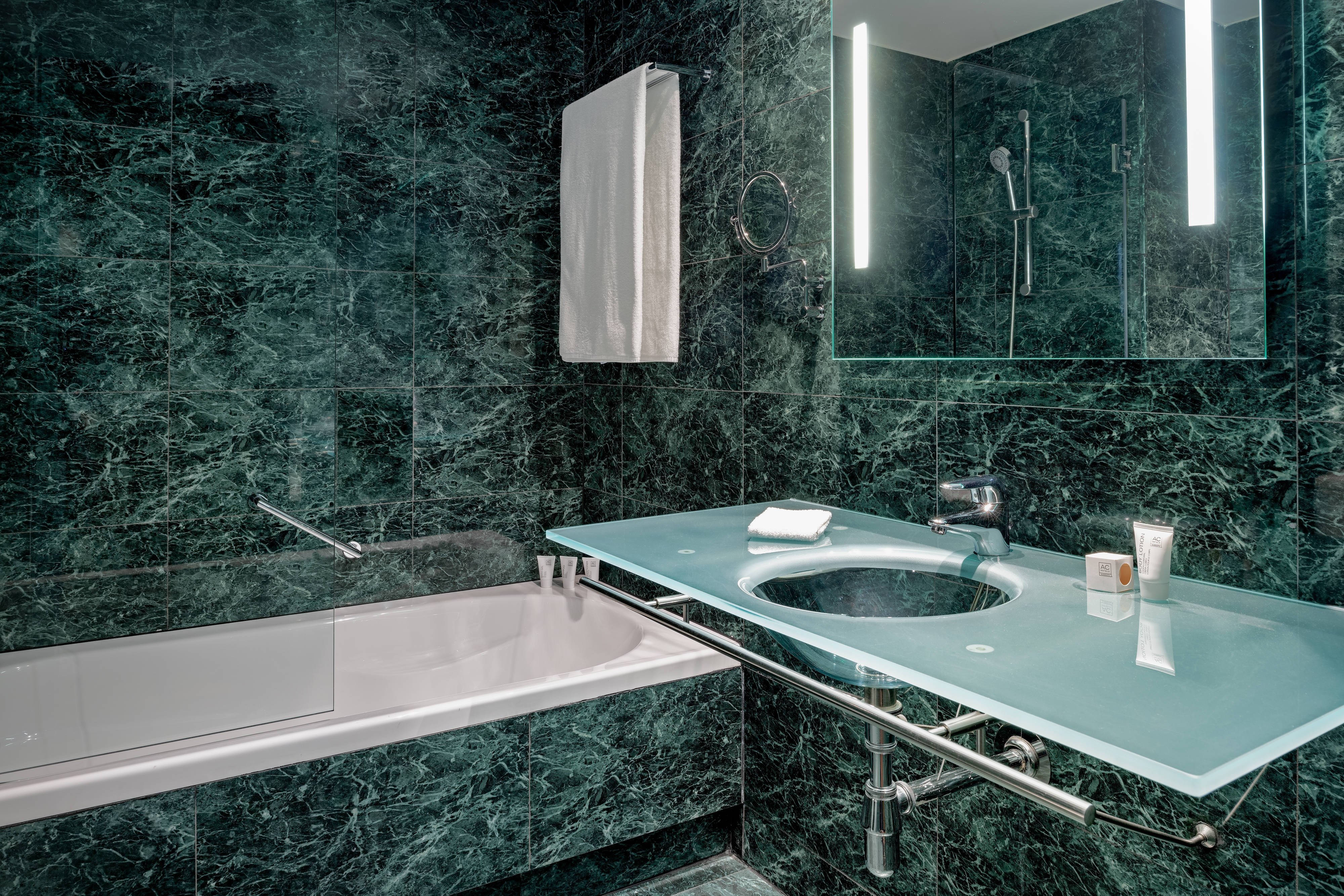 Leonardo Royal Barcelona Forum-guestroom-Guest Bathroom.jpg