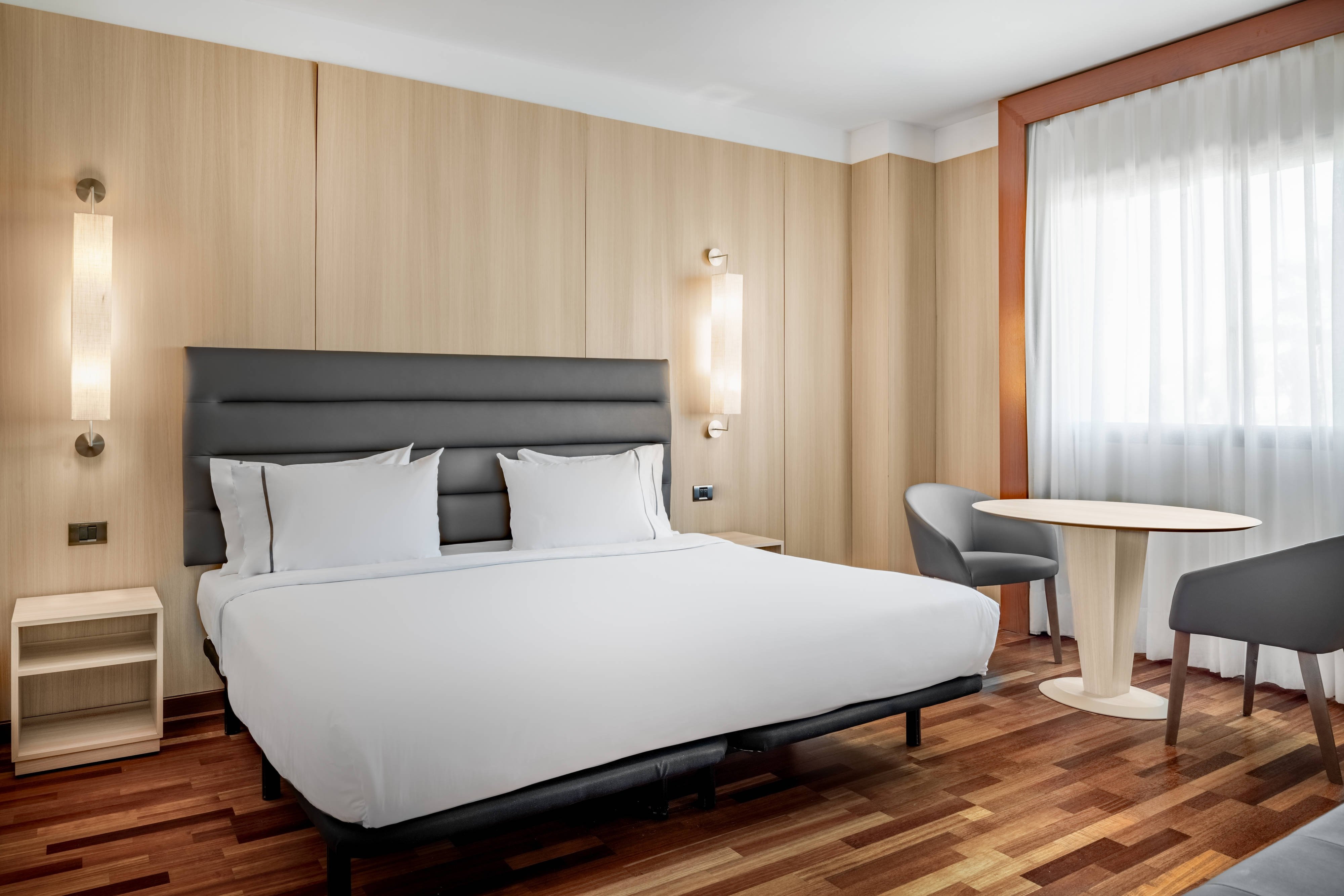 AC Hotels by Marriott Hotel Badajoz-guestroom-Junior Suite - Bedroom.jpg