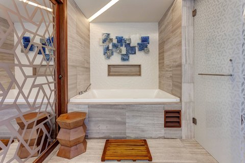 Luxury Chairman Suite Bathroom - Tub