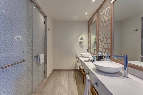 Luxury Junior Suite Sunset View Bathroom - Walk-In