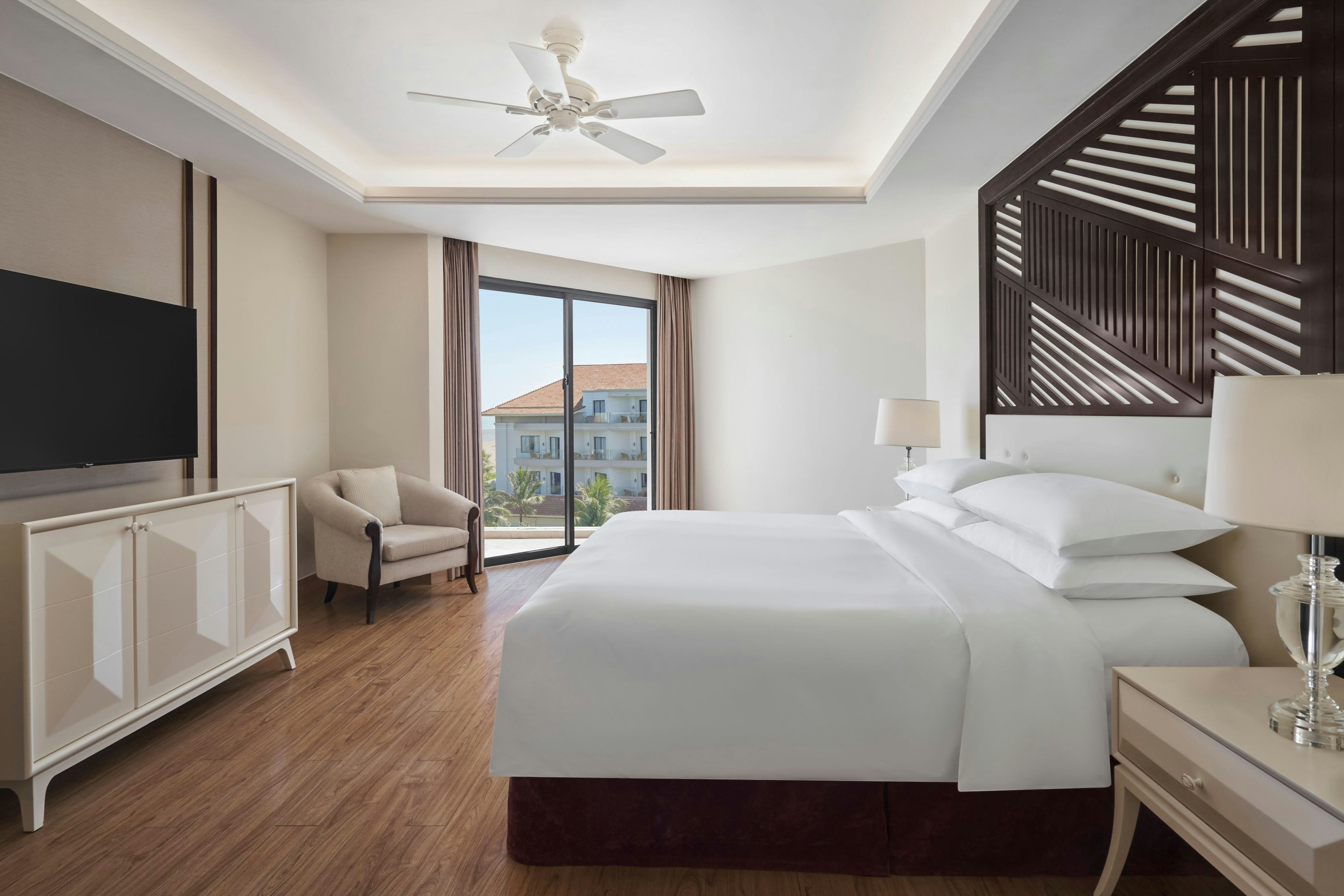 Renaissance Danang Hoi An Resort & Spa-guestroom-Deluxe & Deluxe Ocean Room.jpg