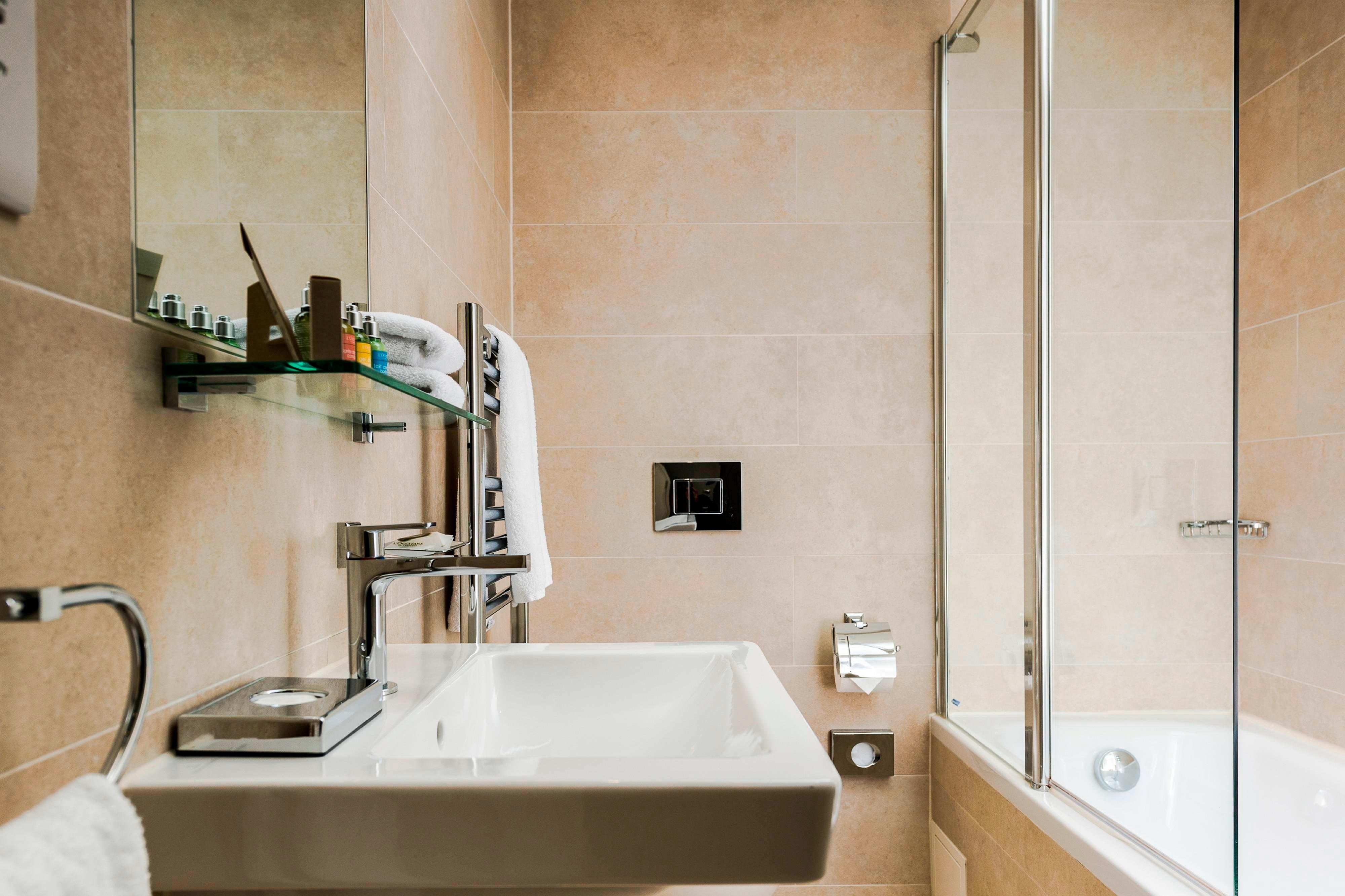 Hotel Xenia Autograph Collection-guestroom-Deluxe Guest Bathroom – Shower/Tub.jpg