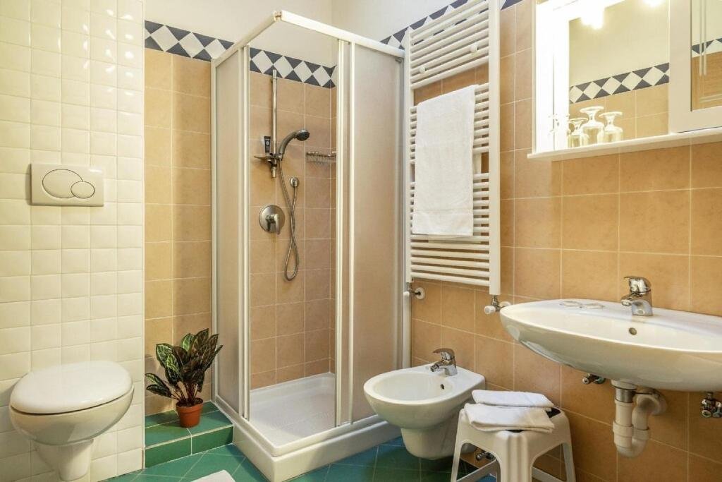 HOTEL GARNI MARIA - MONCLASSICO-guestroom-BATH.jpg