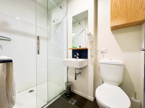 Queen Room Bathroom