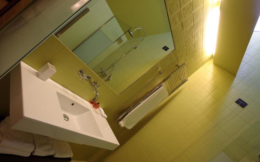 HOTEL CLOCCHIATTI NEXT-guestroom-BATH.jpg