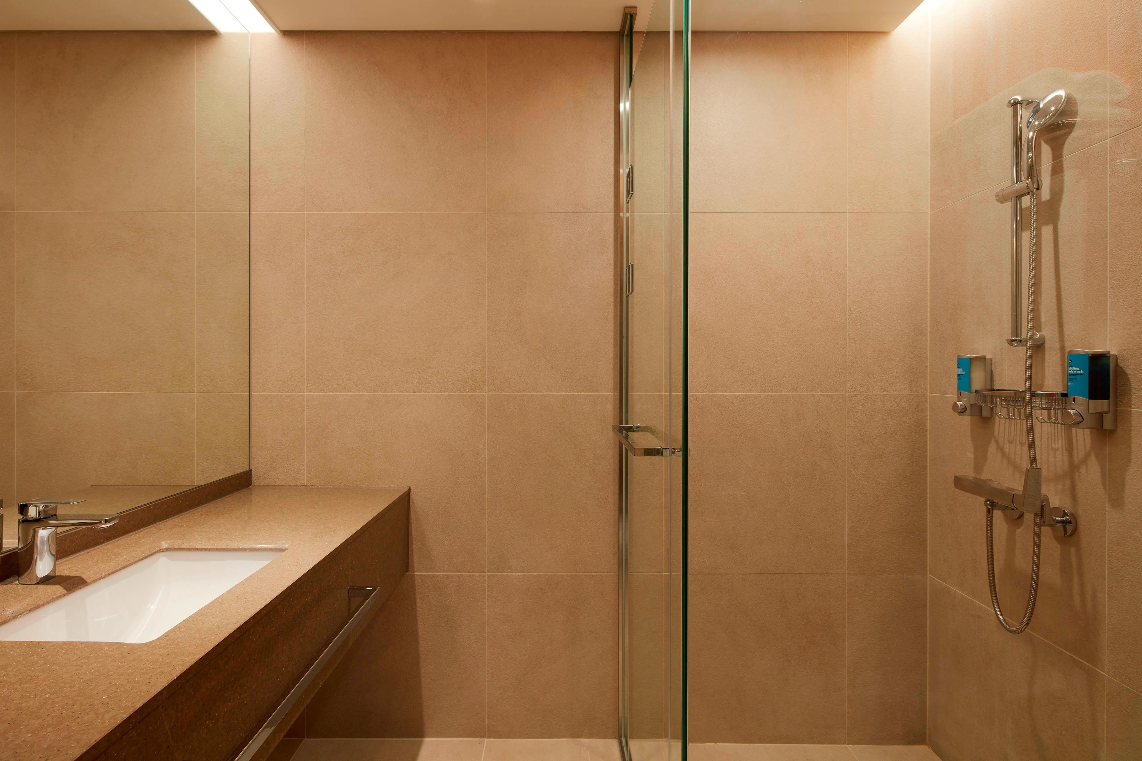 Aloft Seoul Myeongdong-guestroom-Guest Bathroom.jpg