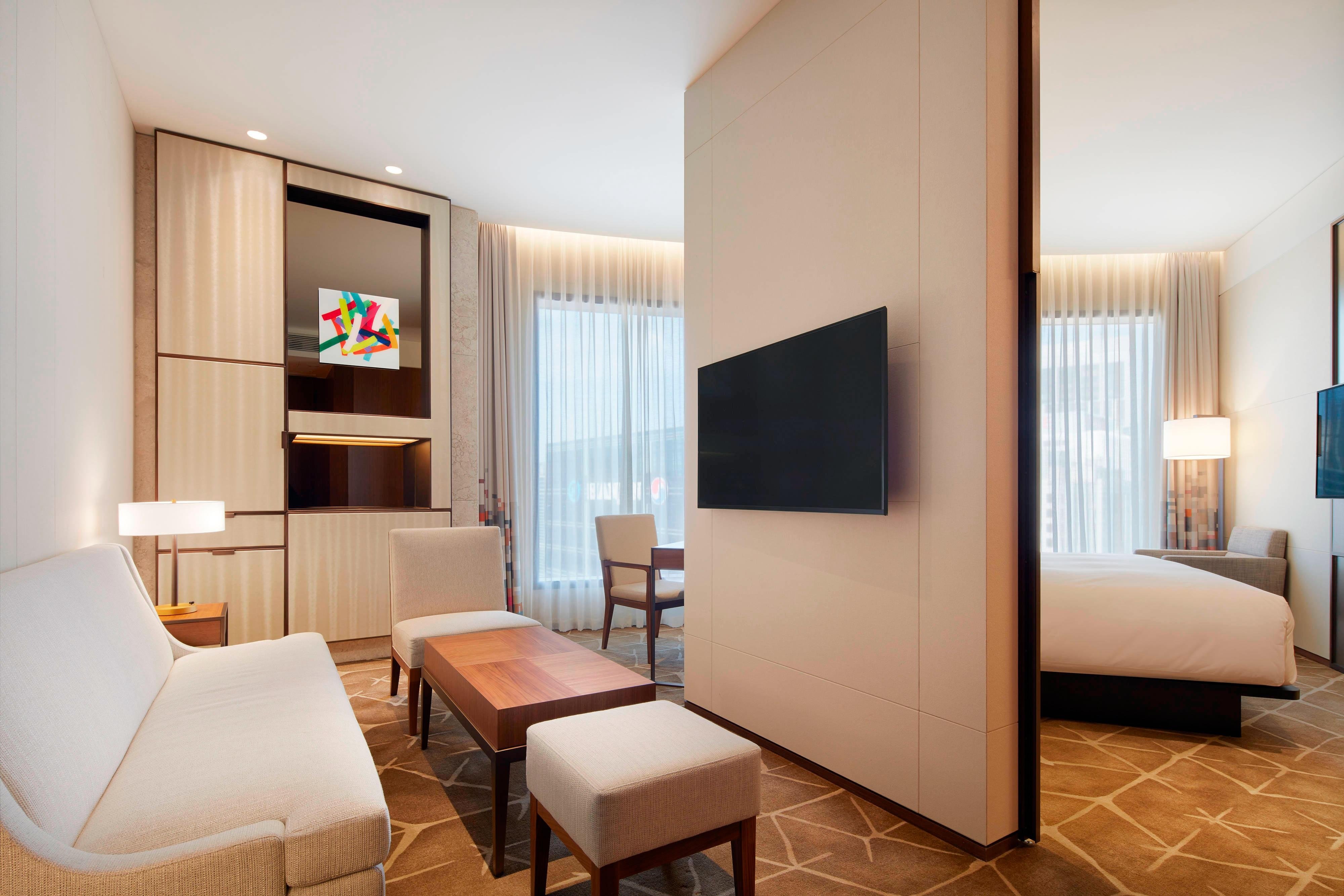 Aloft Seoul Myeongdong-guestroom-Breezy Suite.jpg