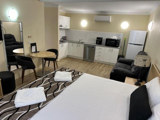 CITY CENTRE MOTEL KEMPSEY-guestroom-Junior Suite Interior.jpg