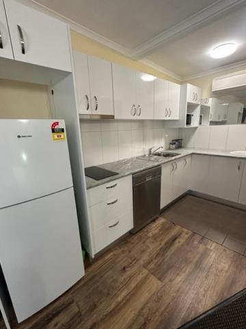 CITY CENTRE MOTEL KEMPSEY-guestroom-Superior Double Room Kitchen.jpg
