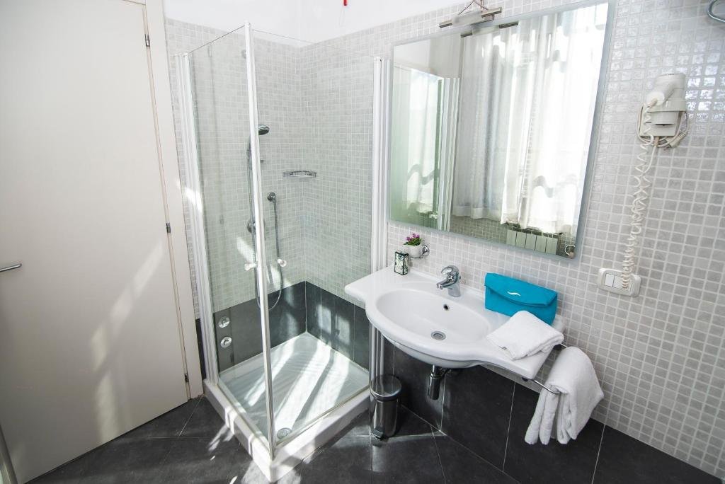 HOTEL LA COLONNA-guestroom-BATH.jpg