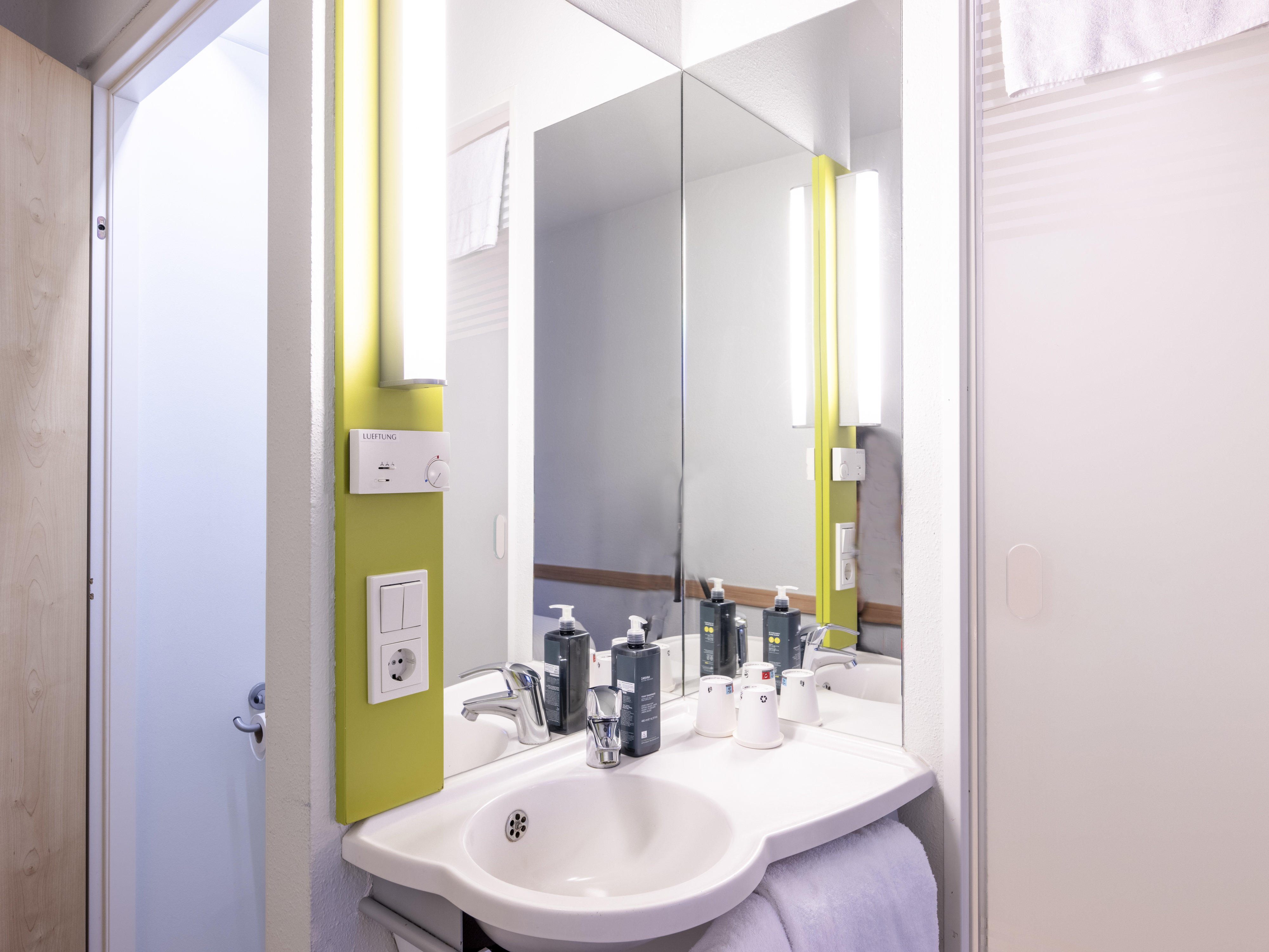 B&B HOTEL WILLICH-guestroom-Hotel Erlangen Tennenlohe Id Bathroom.jpg