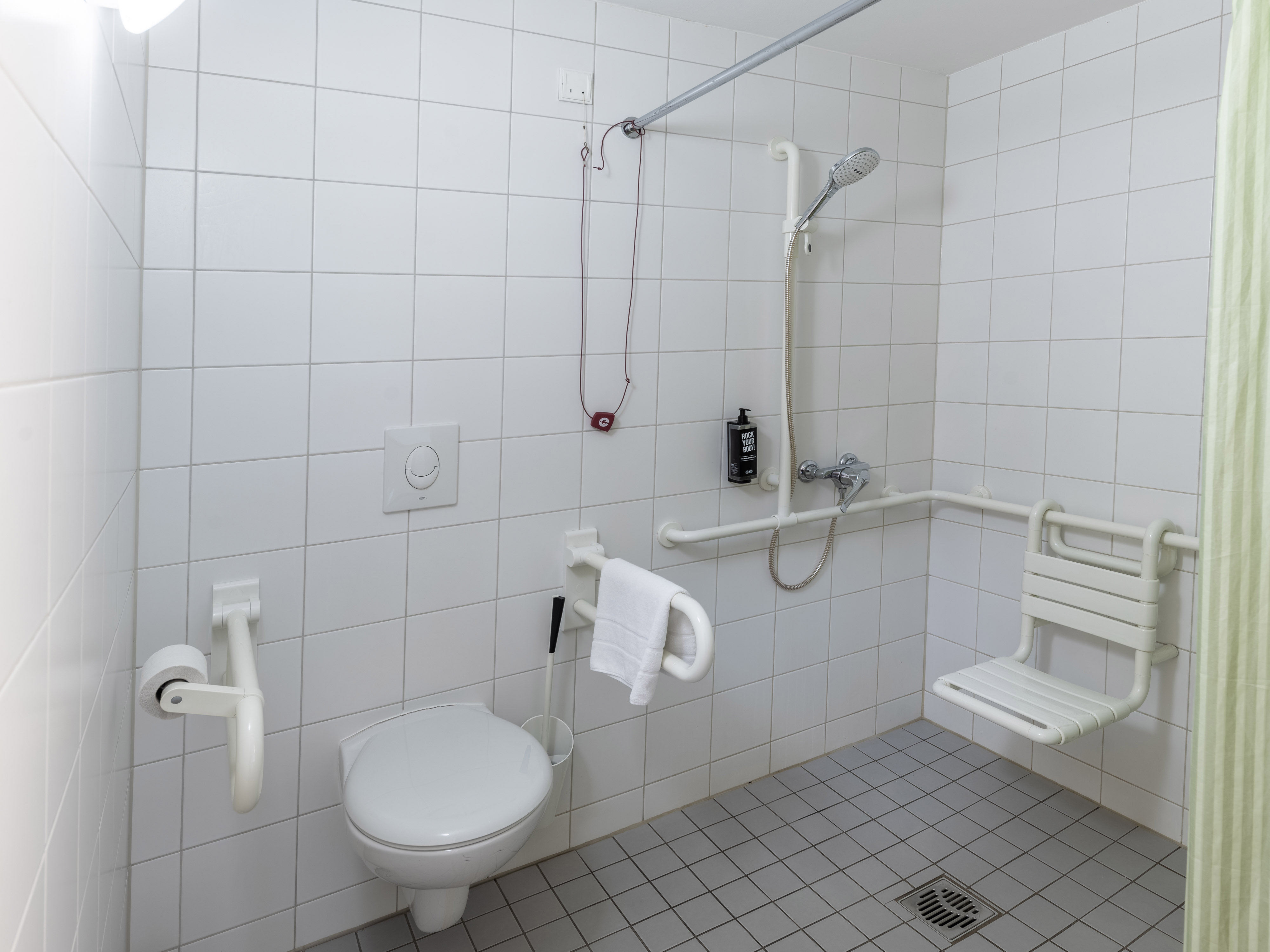 B&B HOTEL KOBLENZ-NORD-guestroom-Bath.jpg