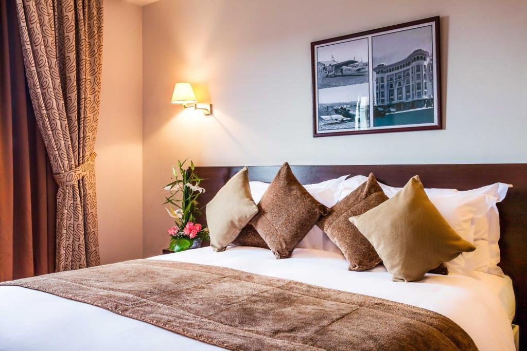 Relax Airport-guestroom-Suite Junior.jpg
