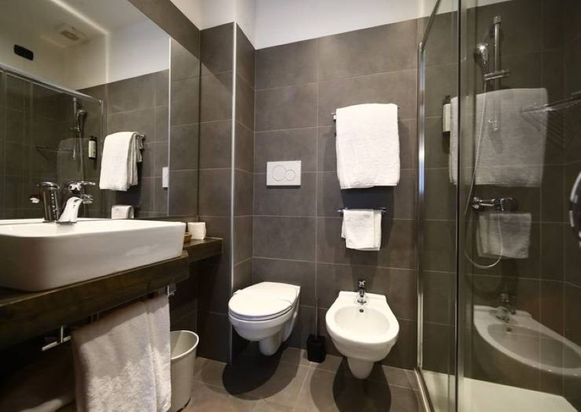 HOTEL ITALIA-guestroom-Bathroom Classic Room Hotel Italia Verona.jpg