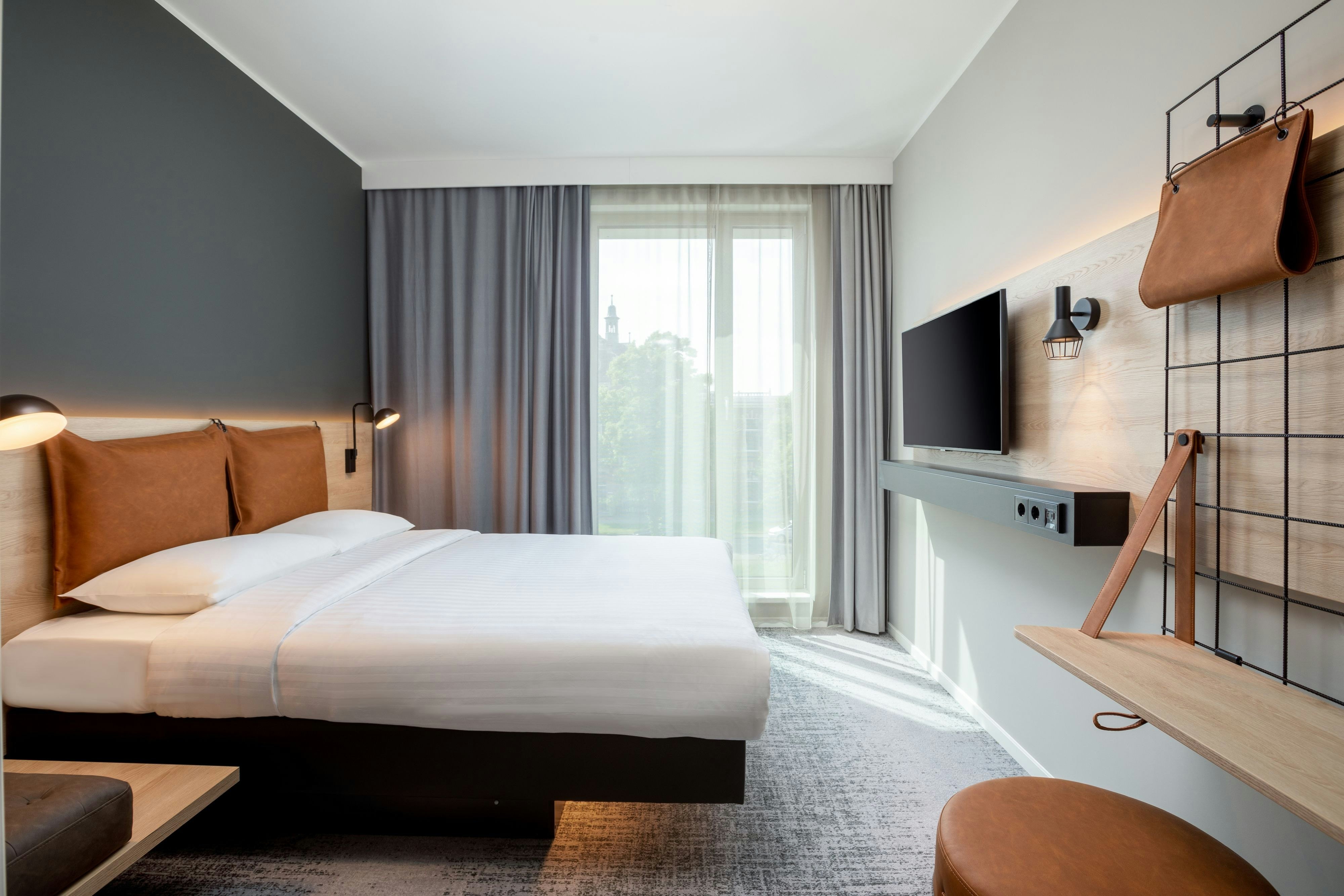 Moxy Plymouth-guestroom-Queen Guestroom.jpg