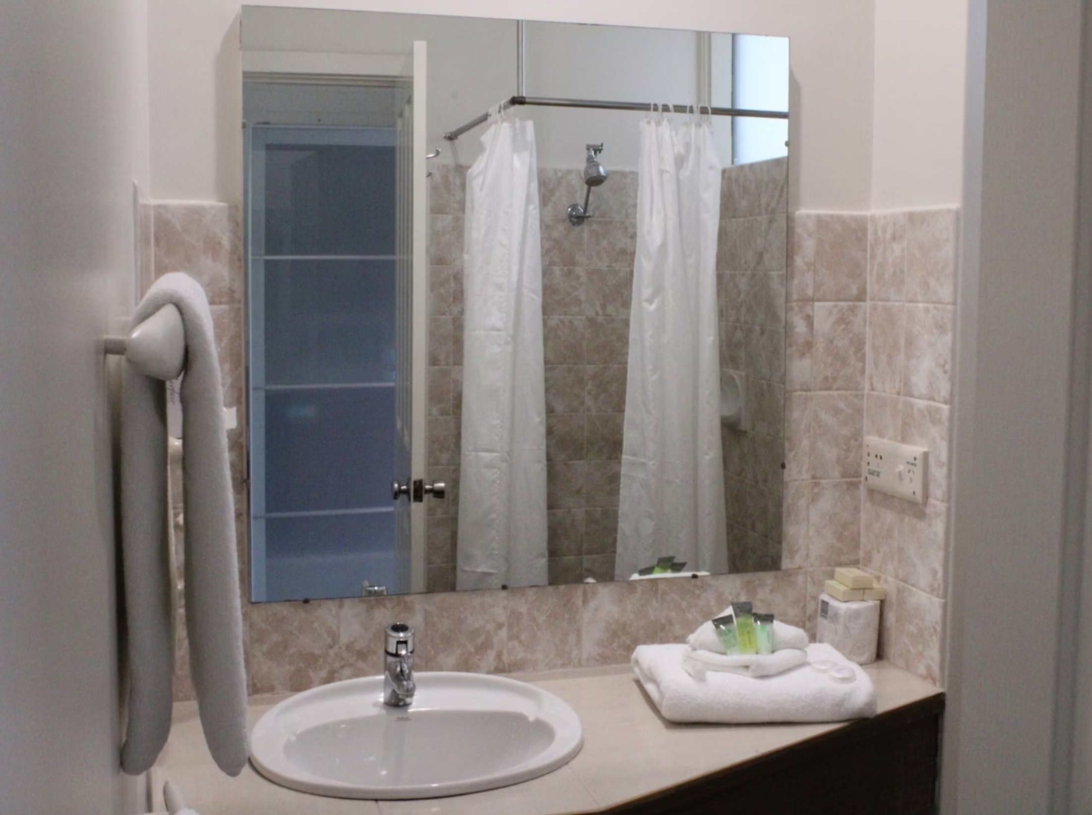 PROM COUNTRY LODGE-guestroom-One Bedroom Family Bathroom.jpg