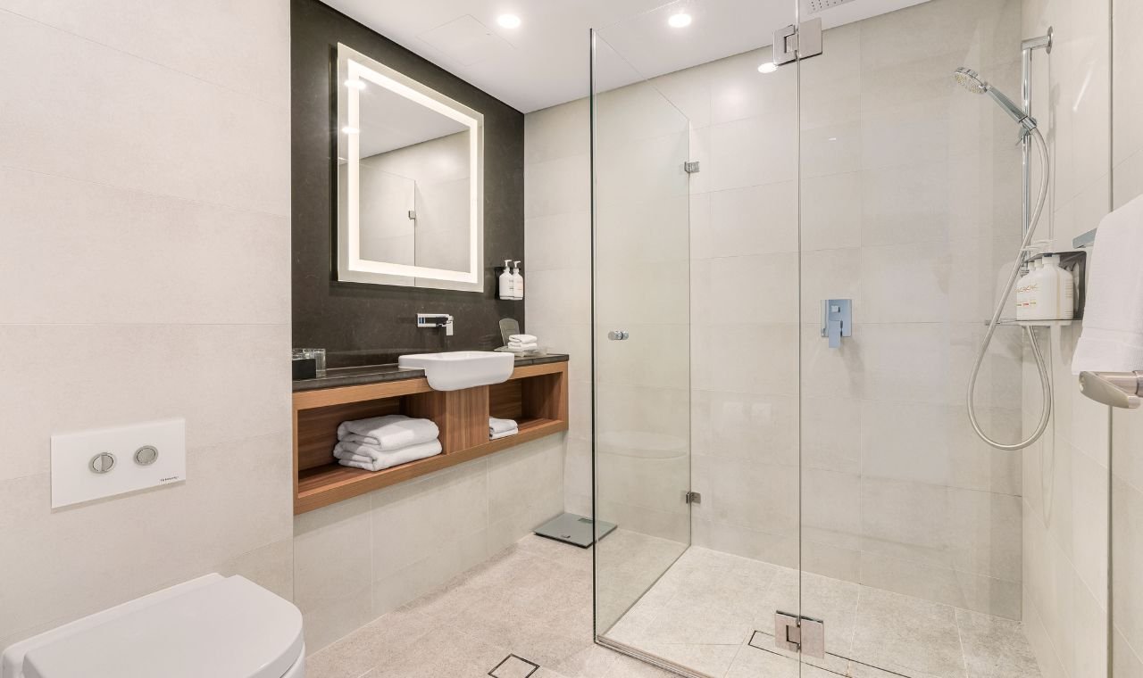 FURAMA DARLING HARBOUR-guestroom-Deluxe King or Deluxe Family Bathroom.jpg
