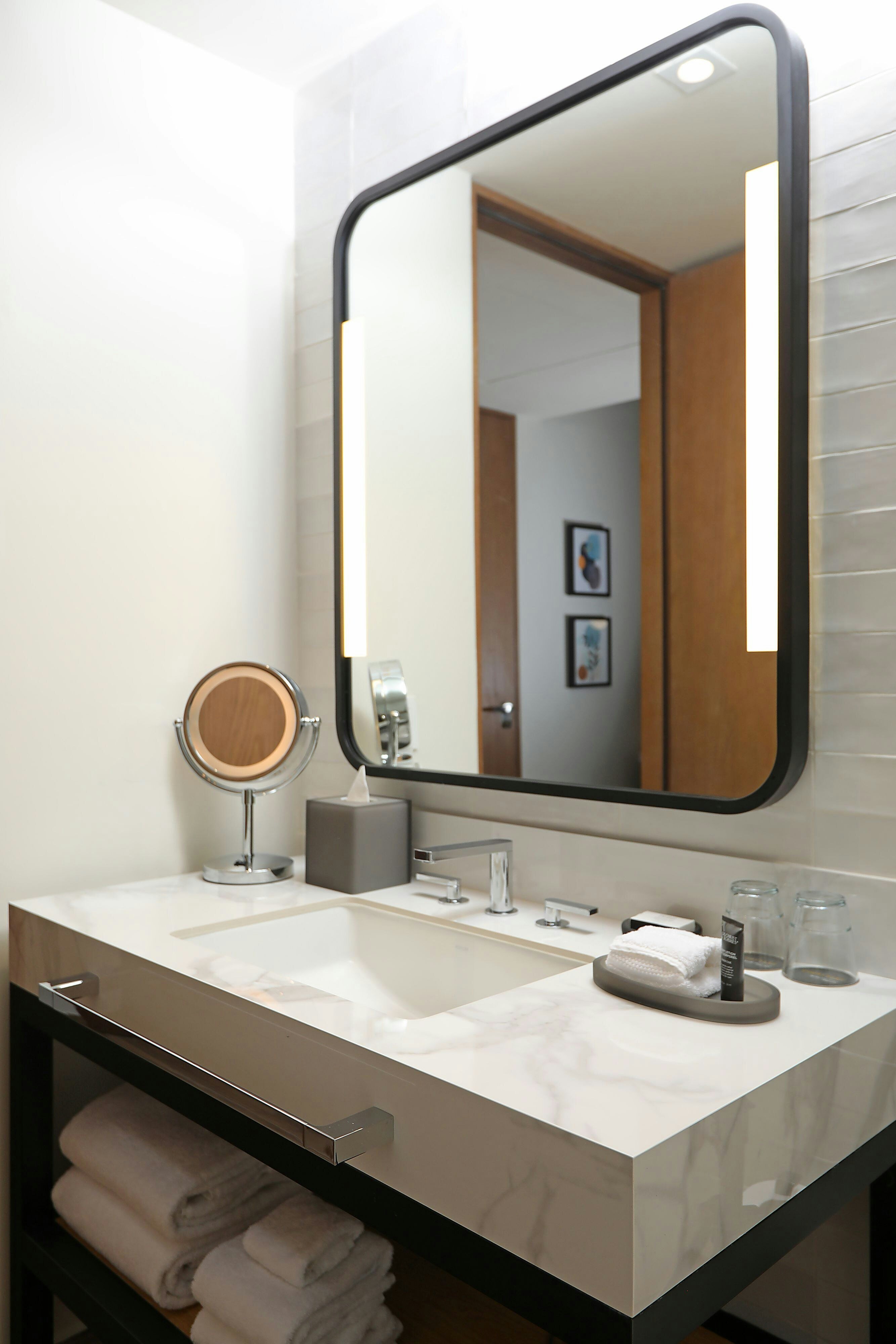 Courtyard by Marriott Santo Domingo Piantini-guestroom-Standard Room, Bathroom.jpg