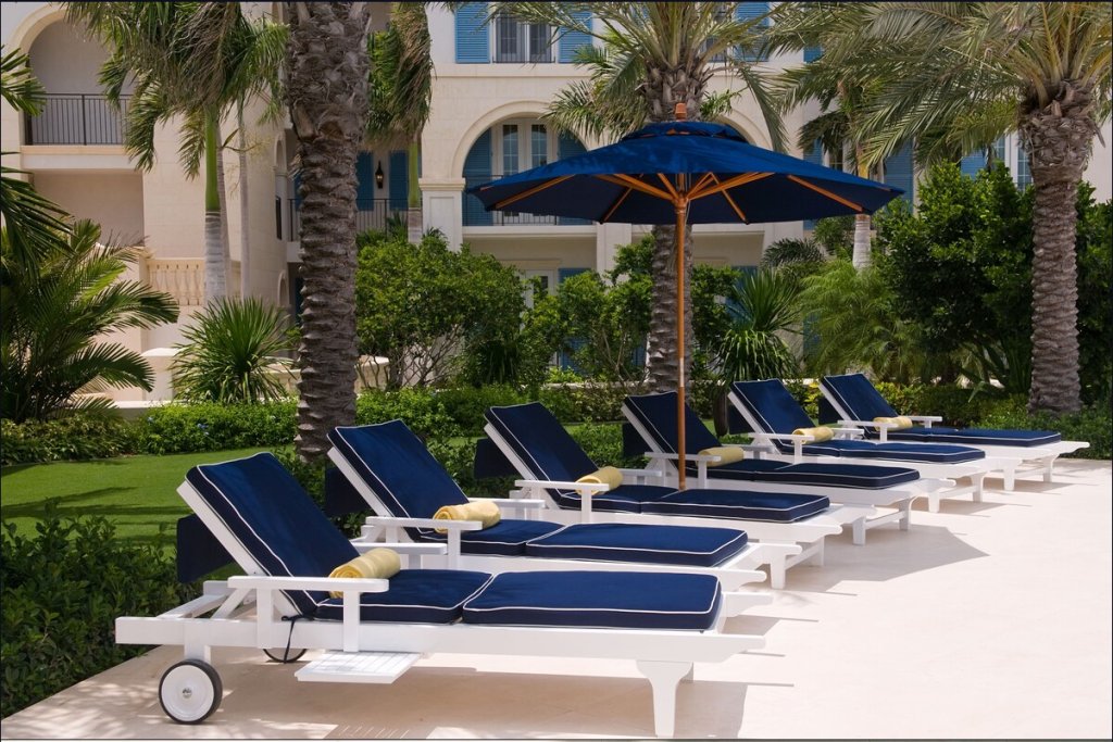 THE REGENT GRAND-guestroom-Sun Bed.jpg