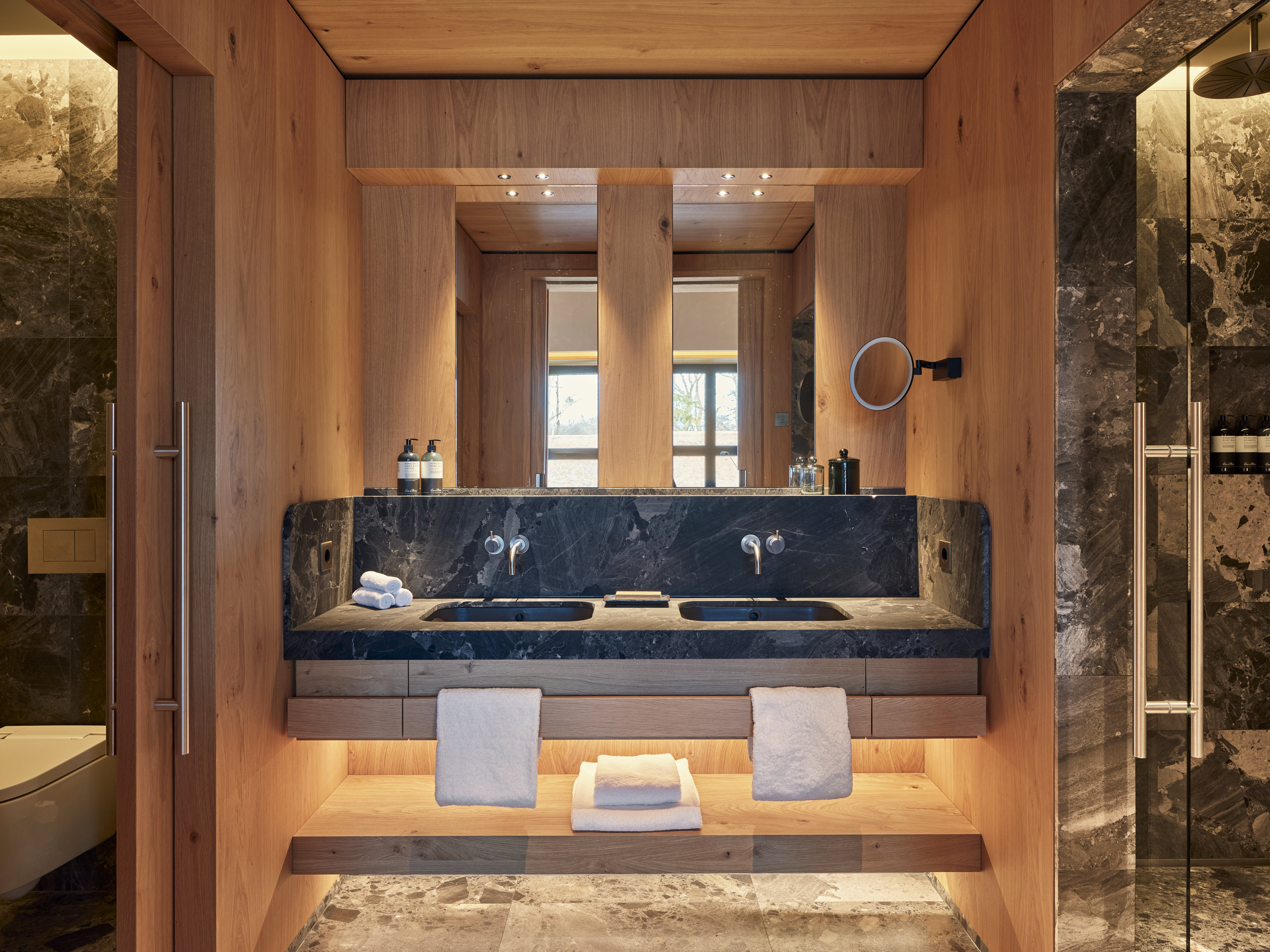 Chiemgauhof-guestroom-Chiemgauhof-Corner Suite-Bathroom.jpg