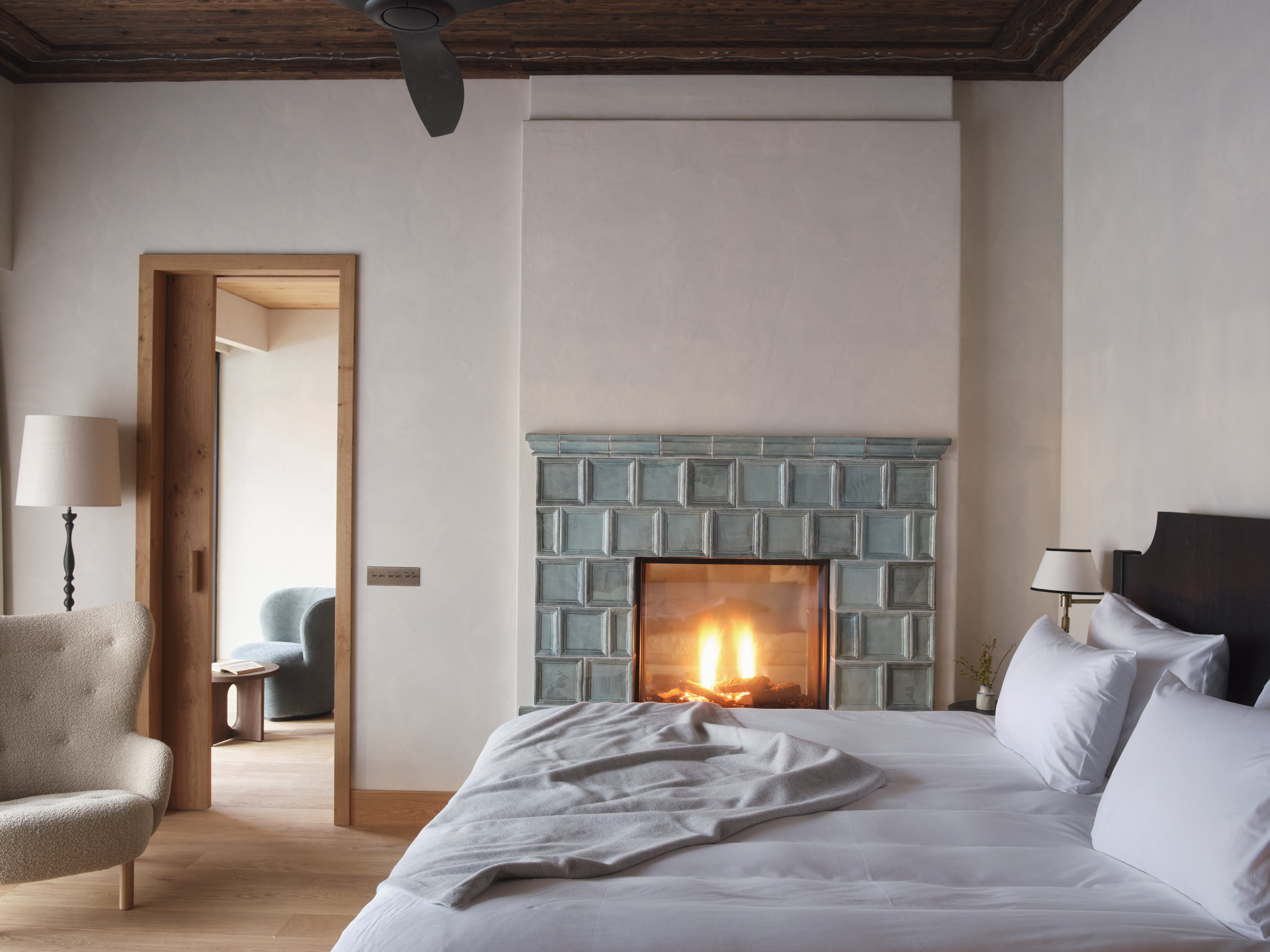Chiemgauhof-guestroom-Chiemgauhof-Royal Suite-Fireplace.jpg