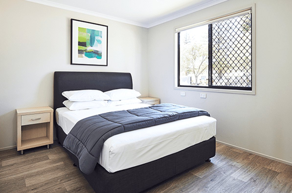 NRMA PORT MACQUARIE BREAKWALL-guestroom-Bayside Cabin Queen.jpg