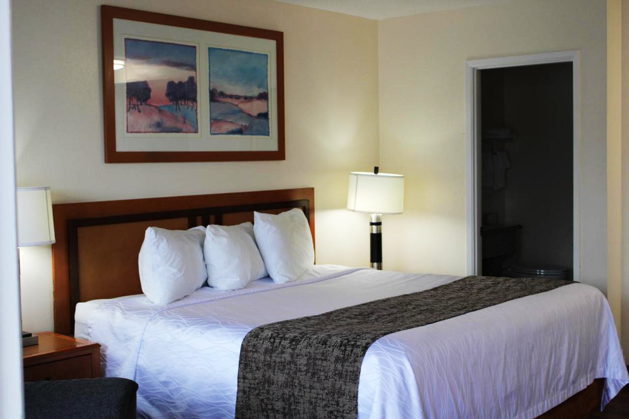 SCOTTISH INNS ASHLAND OR-guestroom-SORAS Queen.jpg