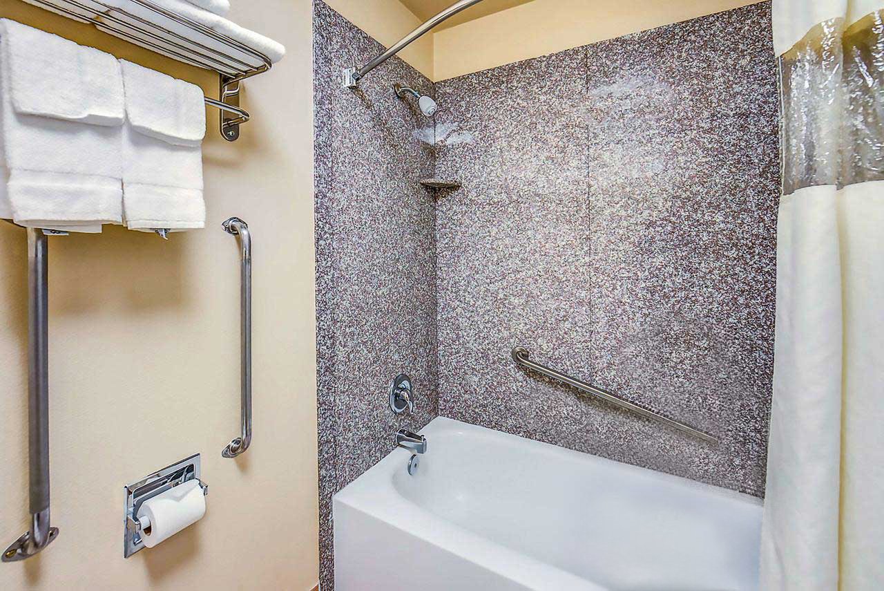 SCOTTISH INNS ASHLAND OR-guestroom-SORAS Bathroom.jpg