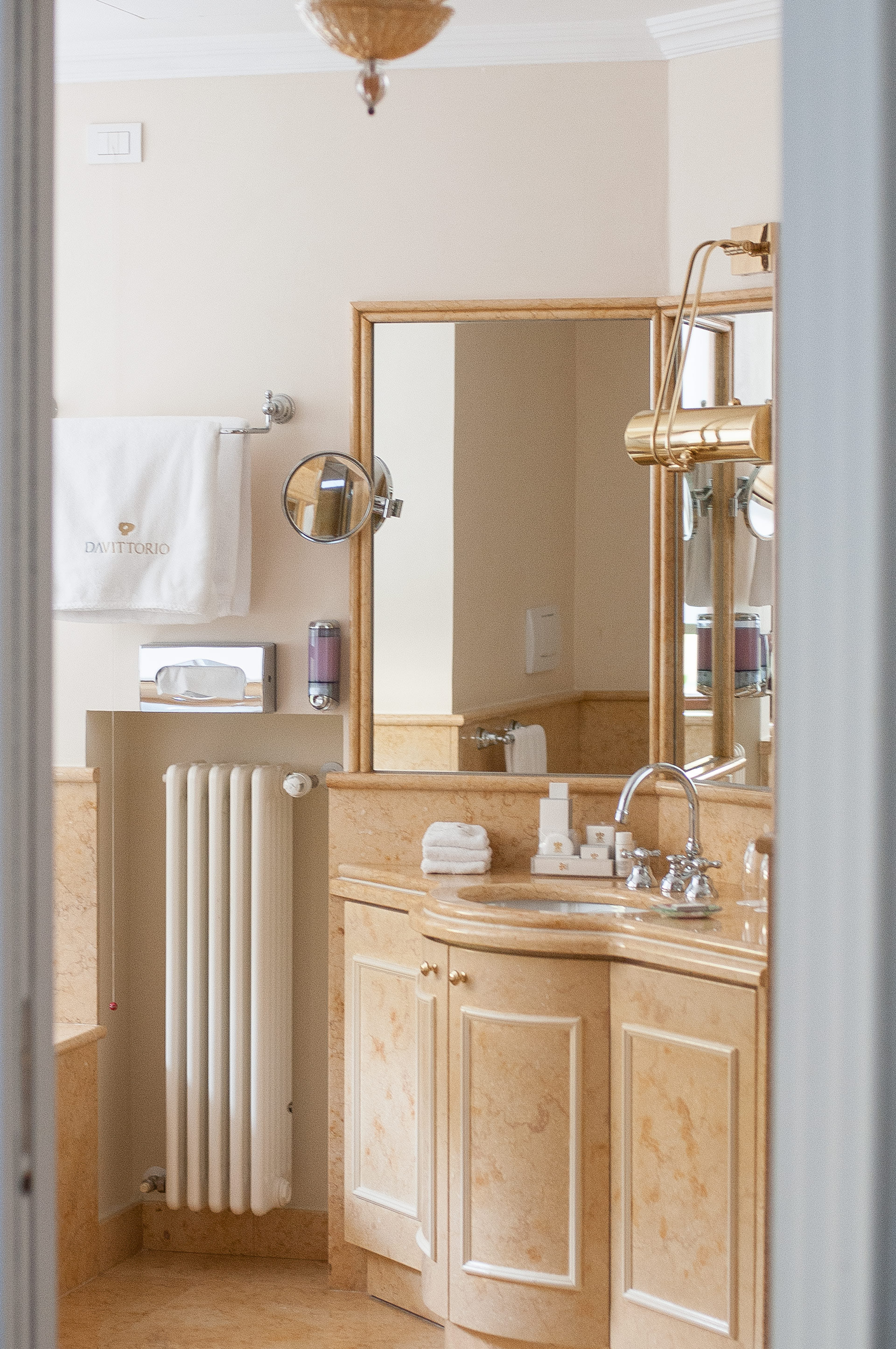 Da Vittorio-guestroom-Bathroom.jpg