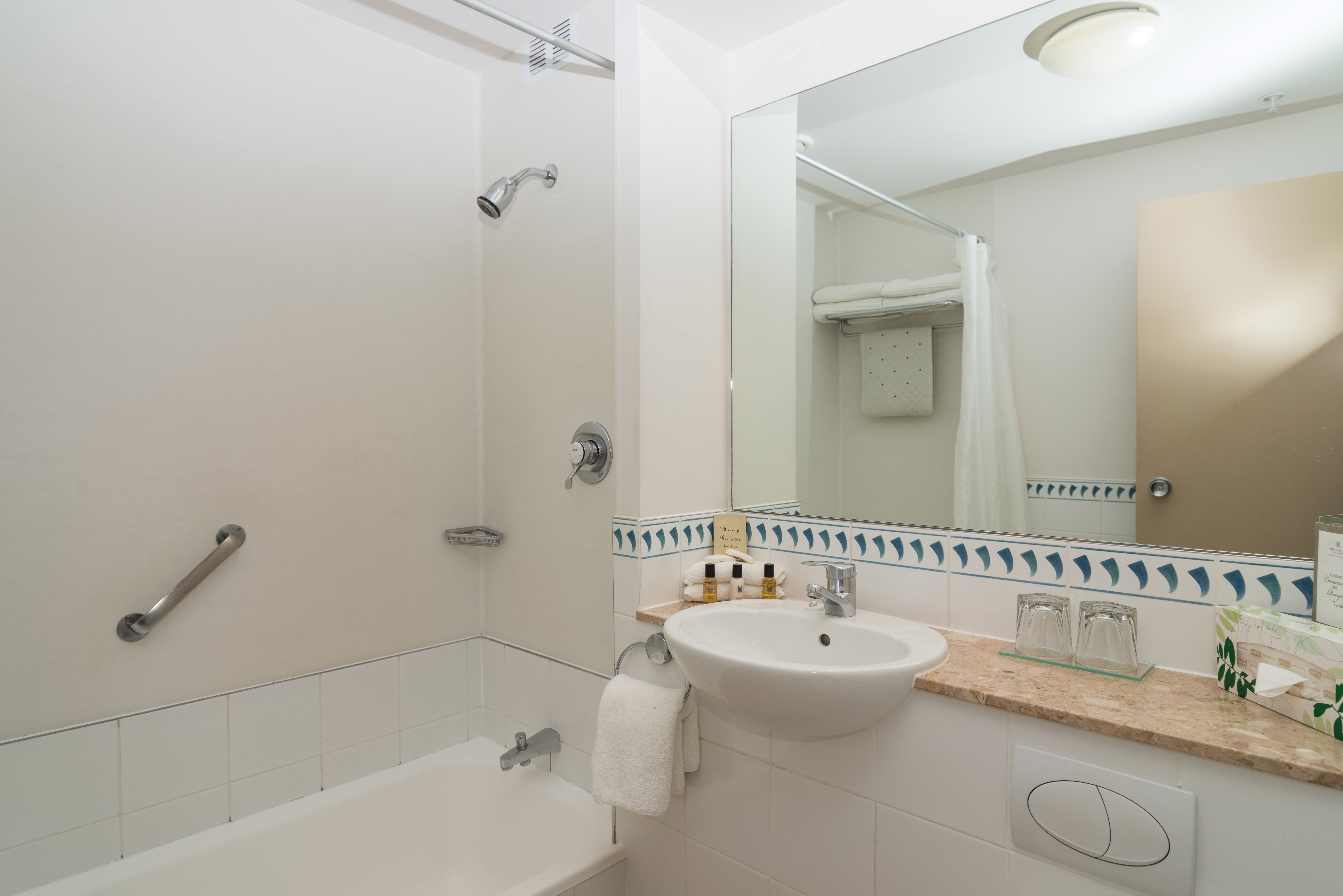 COPTHORNE HOTEL BAY OF ISLANDS-guestroom-Seaview Bathroom.jpg
