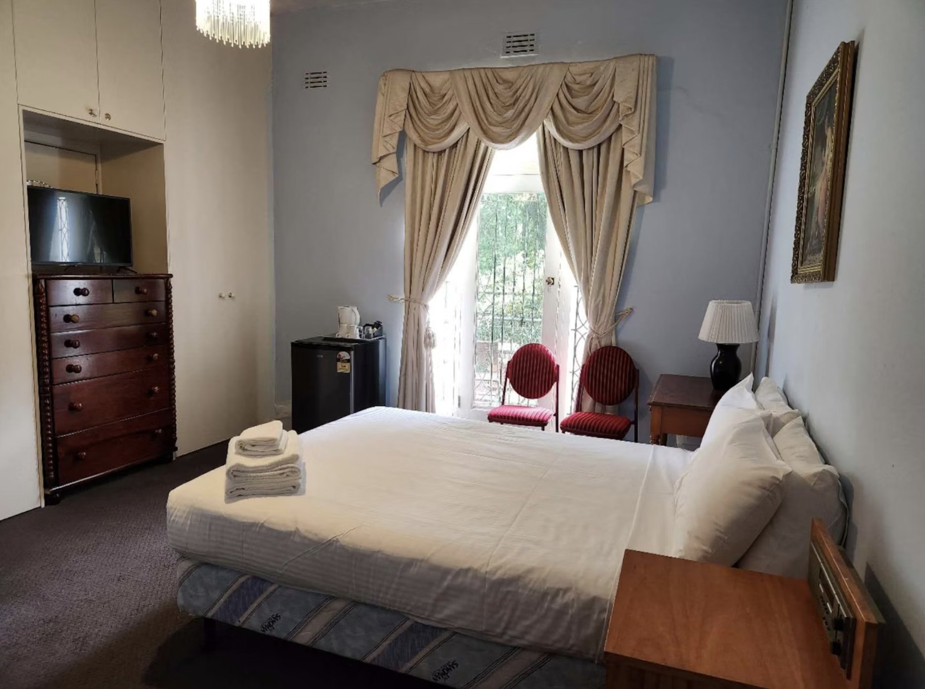 Georgian Court Inn-guestroom-Queen Room.jpg