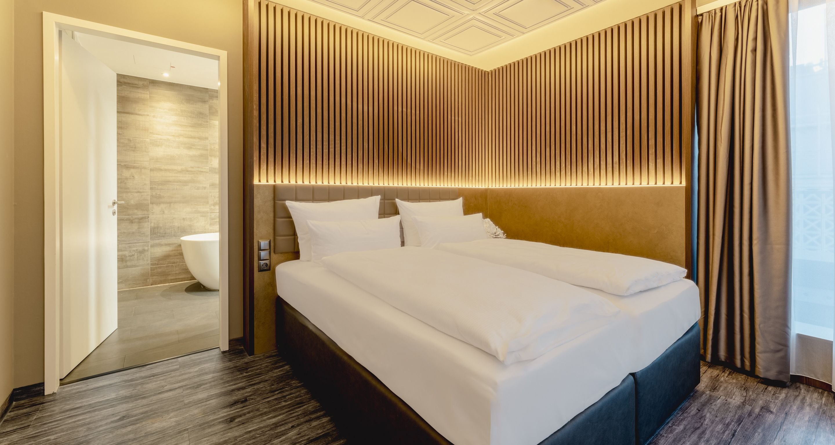 PLAZA PREMIUM HEIDELBERG-guestroom-President Suite.jpg