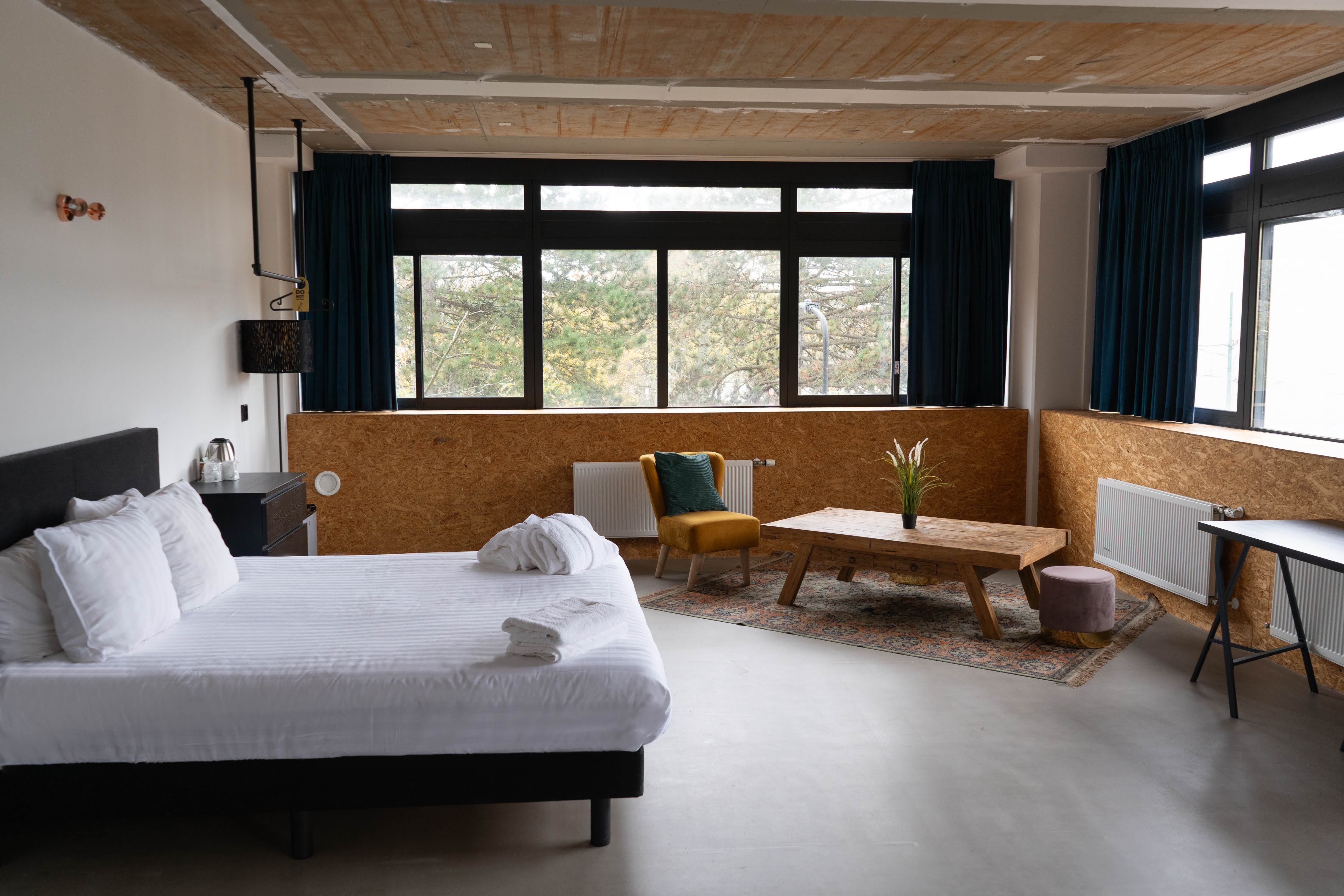 URBAN HOTEL THE GOLDEN STORK-guestroom-Deluxe Room with bath.jpg