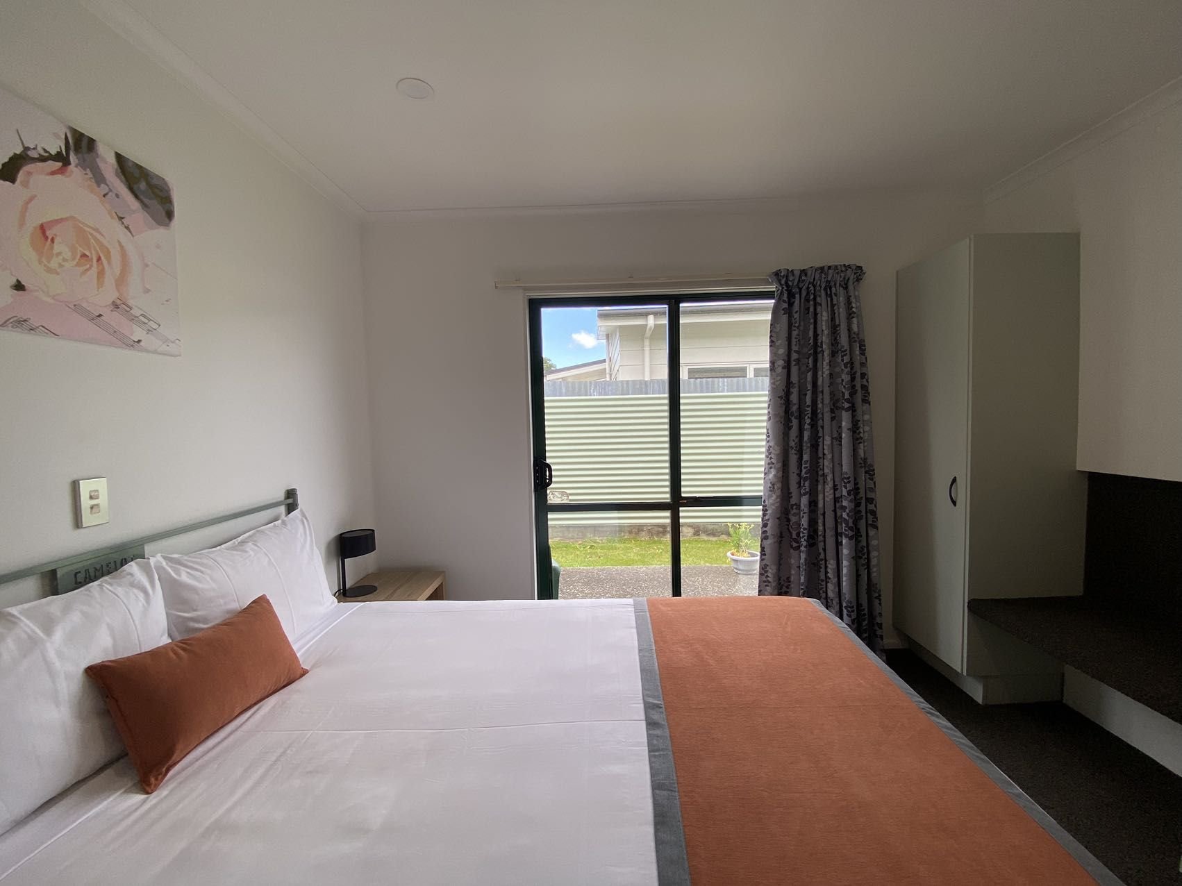 CAMELOT MOTOR LODGE AND CONFERENCE-guestroom-One Bed Room Suite.jpg