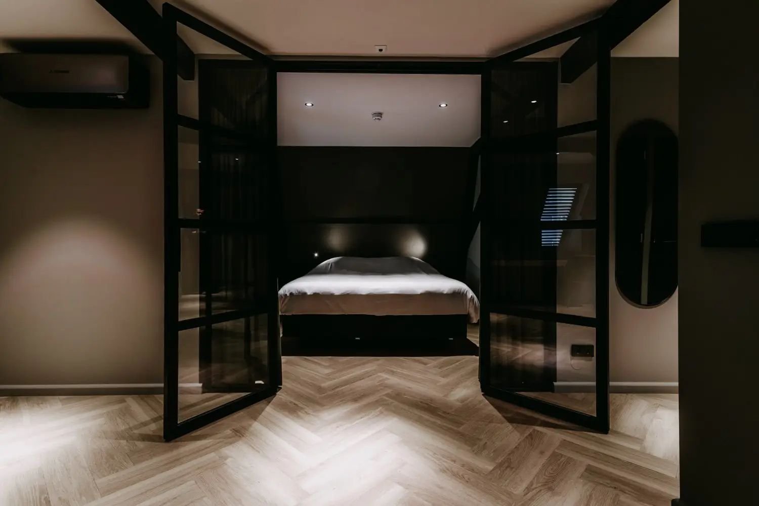 HOTEL CENTRAL RESTAURANT SISTERMANS-guestroom-Luxery Suite.jpg