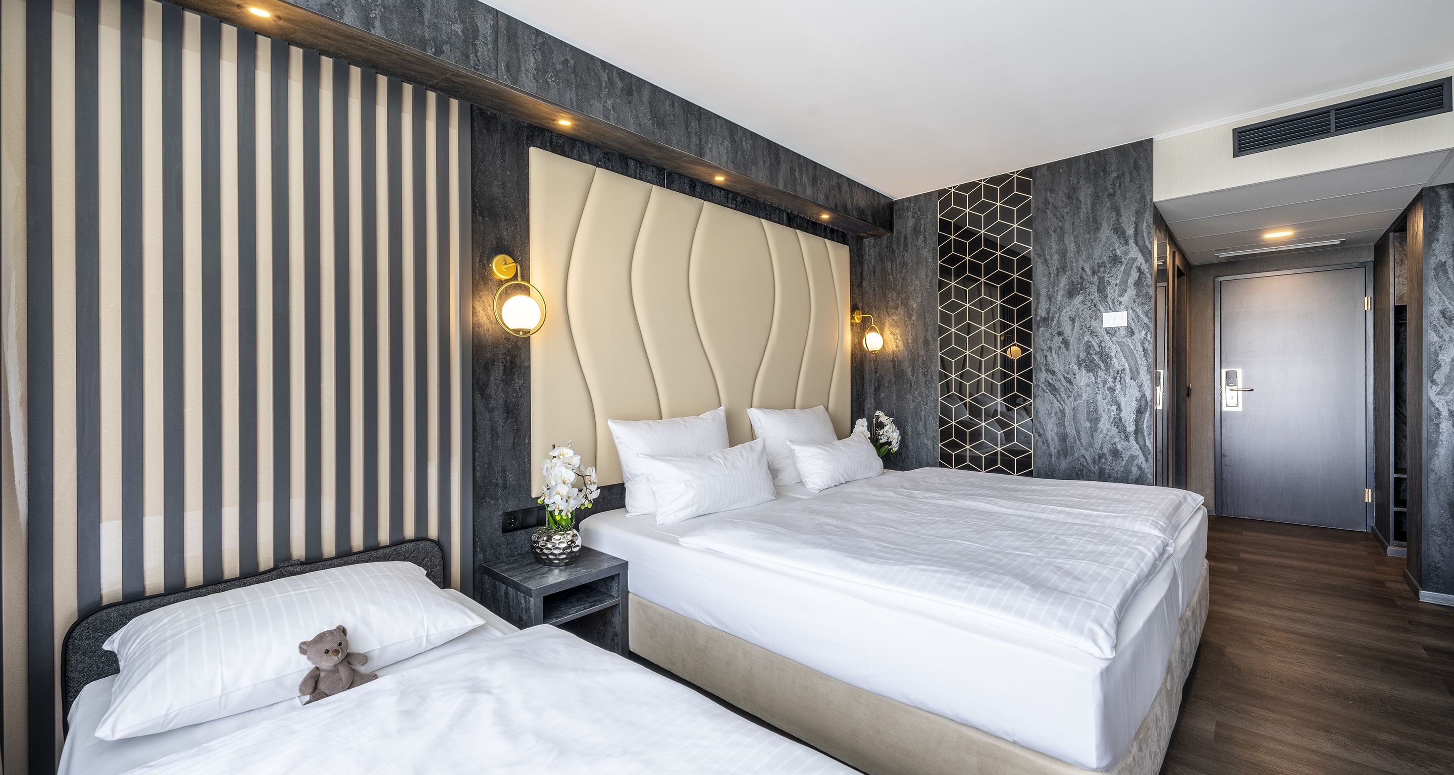 PLAZA HOTEL BRUCHSAL-guestroom-Comfort Triple Room.jpg