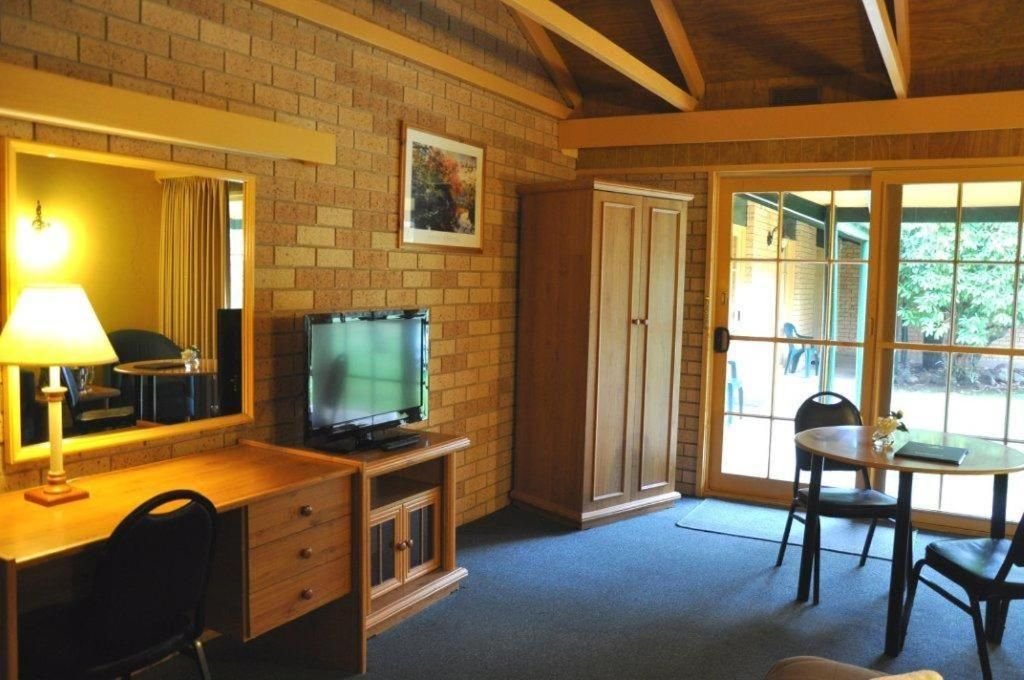 HIGH COUNTRY MOTOR INN-guestroom-Twobed Family Unit.jpg