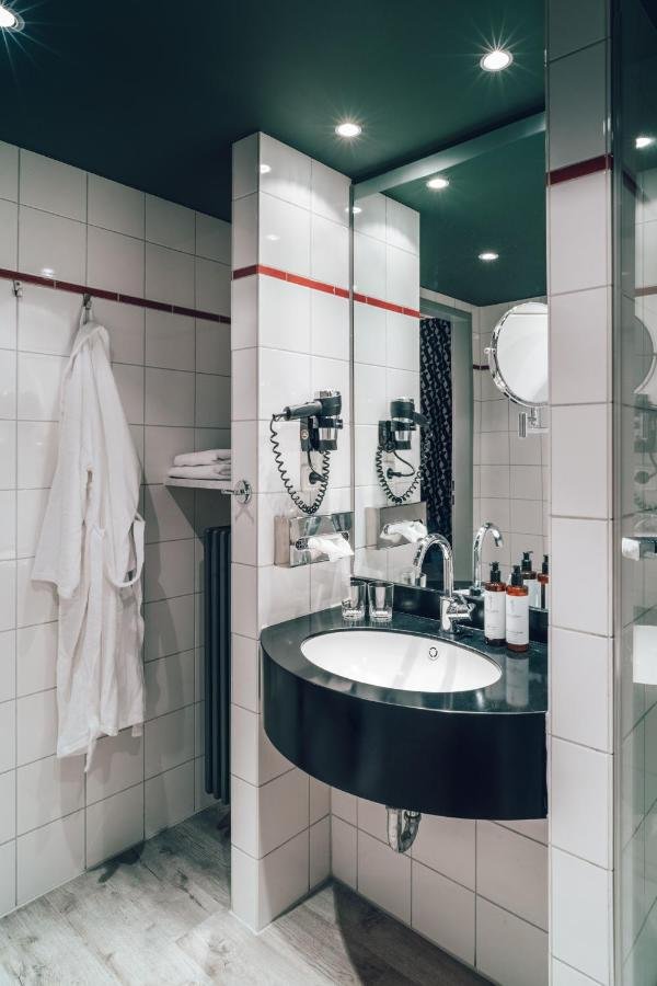 TOWNHOUSE STADT HAMBURG WISMAR-guestroom-Bathroom.jpg
