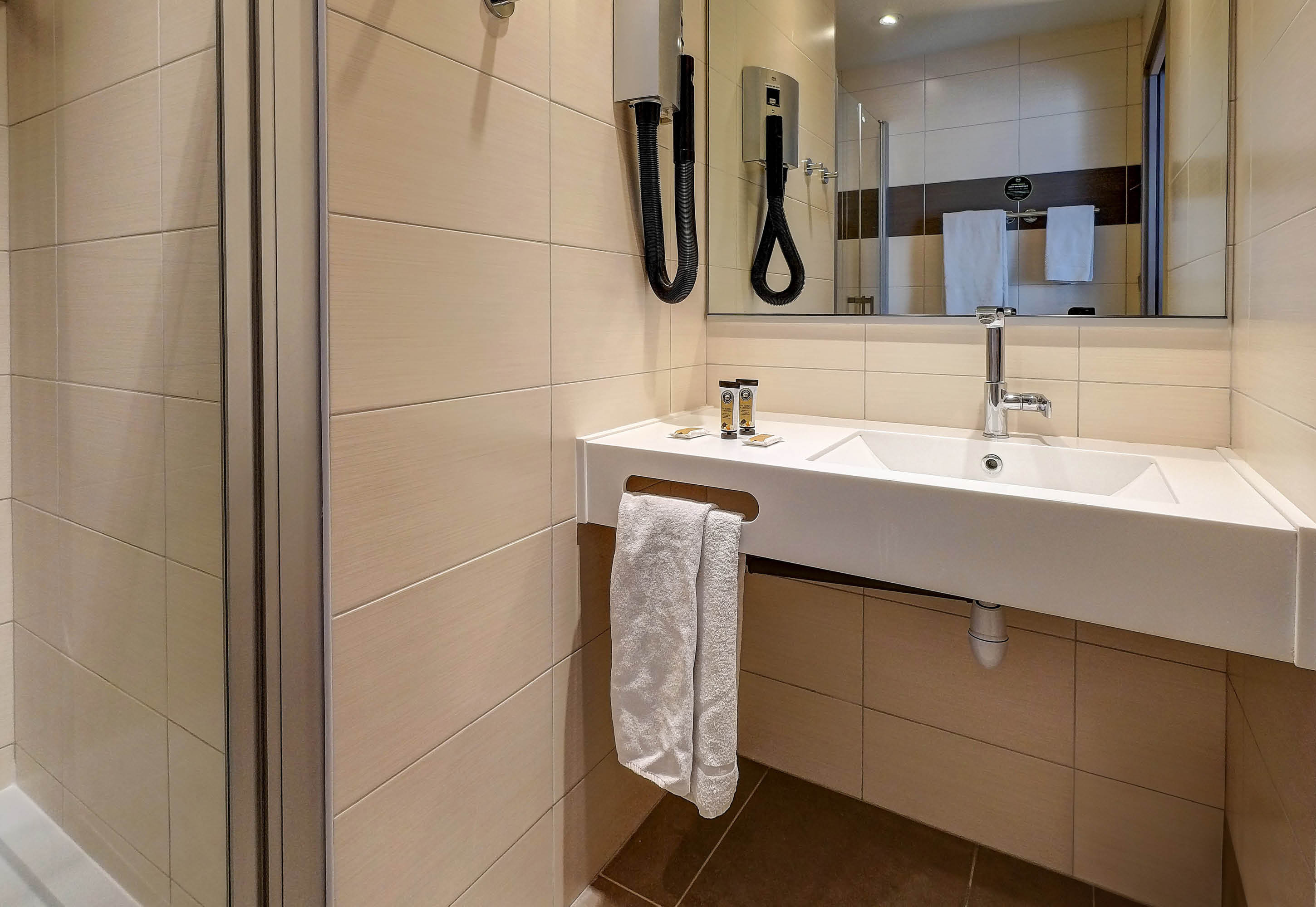 B&B HOTEL MONTBELIARD SOCHAUX-guestroom-Hotel Montbeliard Sochaux Bathroom.jpg